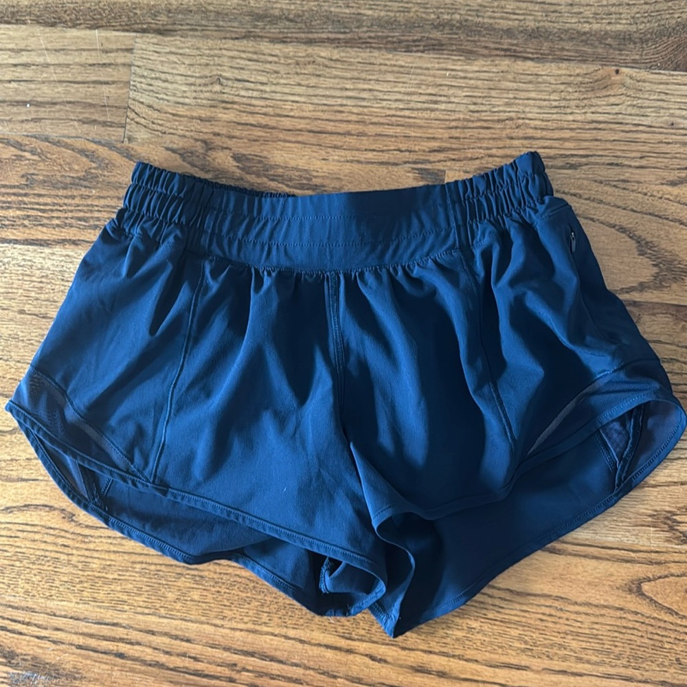 Lululemon Hotty Hot 2.5” inseam lined shorts Size 6 Navy